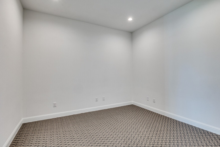 More Photos Of 6000 Alma Rd, McKinney Business Park For Lease