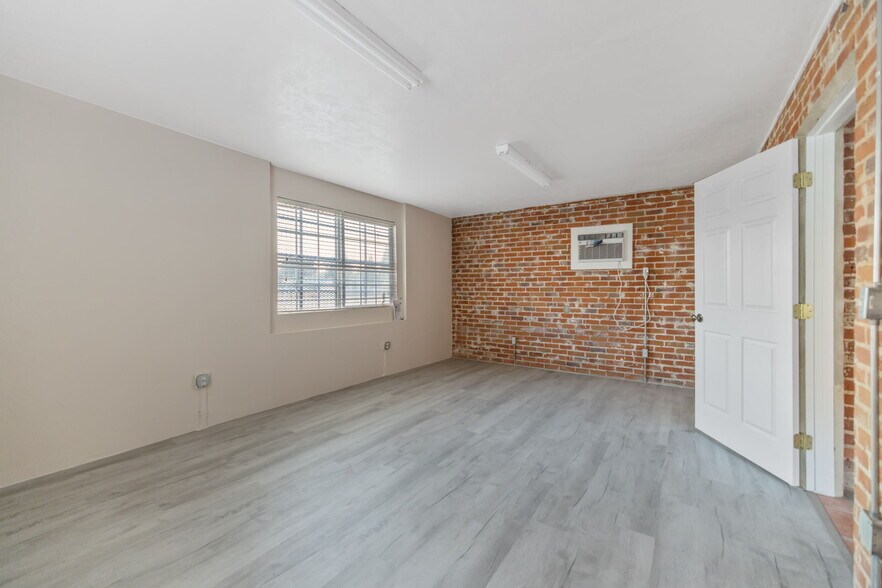 More Photos Of 1334 W Goshen Ave, Visalia Warehouse For Sale