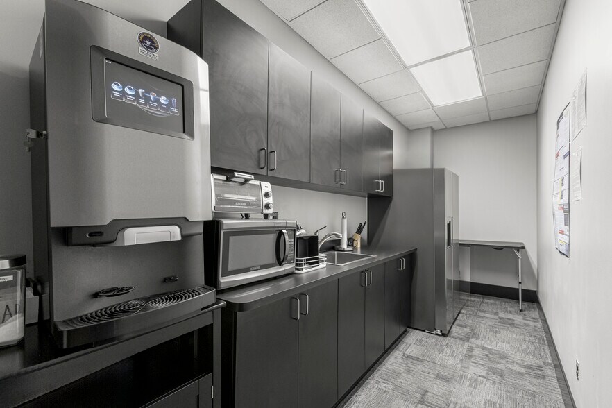 More Photos Of 15360 S Commerce Dr, Dearborn Office For Sale