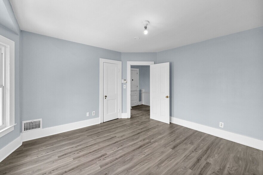 More Photos Of 29016 Ford Rd, Garden City Office For Sale