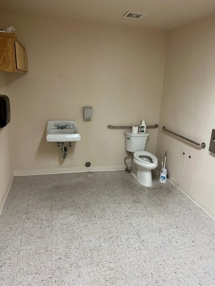 More Photos Of 1725-1731 W 16th St, Merced Warehouse For Lease