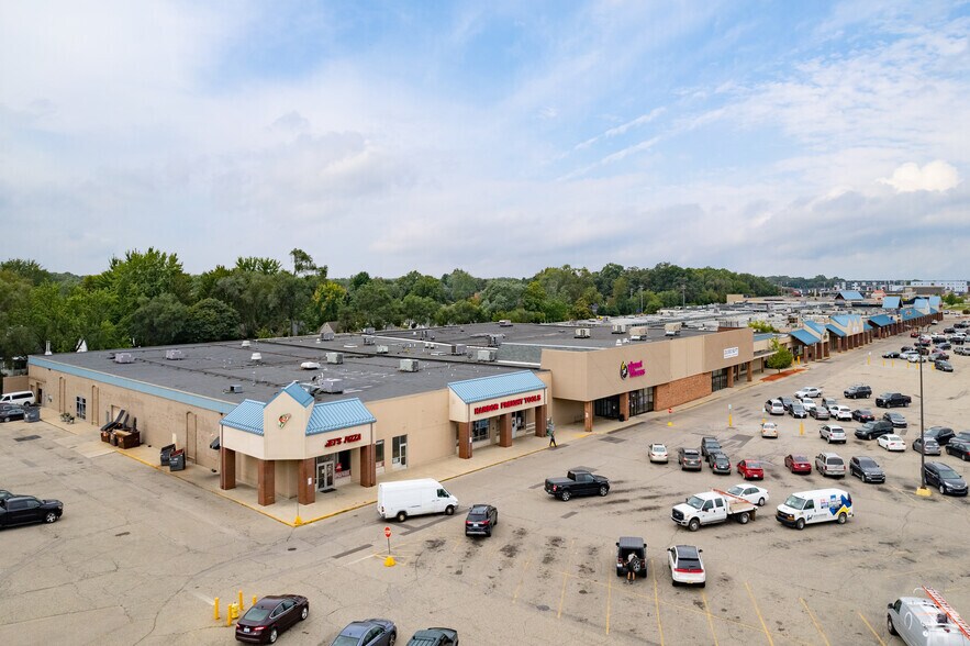 More Photos Of 950-1148 28th St SW, Wyoming Storefront For Lease