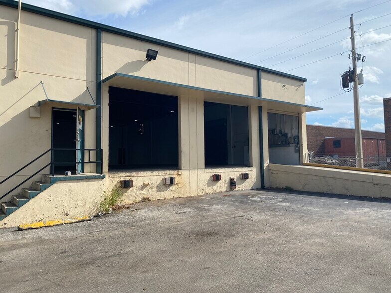 More Photos Of 2100 Premier Row, Orlando Warehouse For Lease