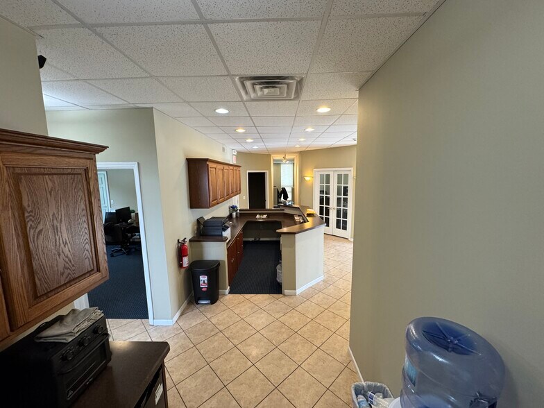 More Photos Of 4 Bonnie Ln, Yorkville Office For Sale
