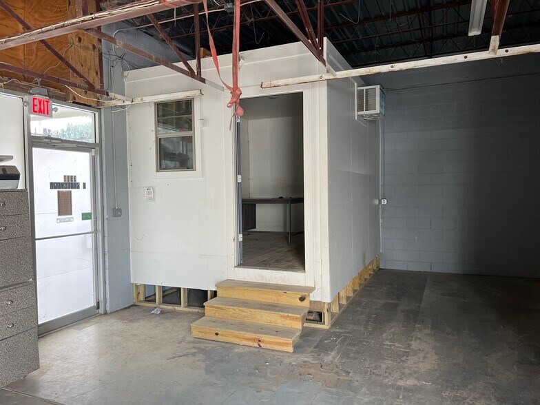 More Photos Of 3911 N Braeswood Blvd, Houston Industrial For Lease