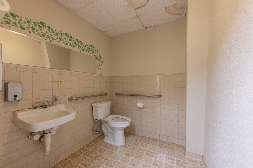 More Photos Of 2515 E Montgomery Pl, Wichita Falls Freestanding For Sale