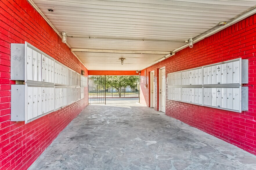 More Photos Of 3300 Garden Oaks Dr, New Orleans Apartments For Sale