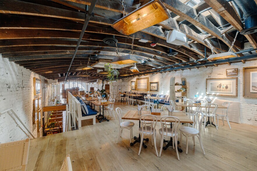 More Photos Of 304 King St, Charleston General Retail For Sale