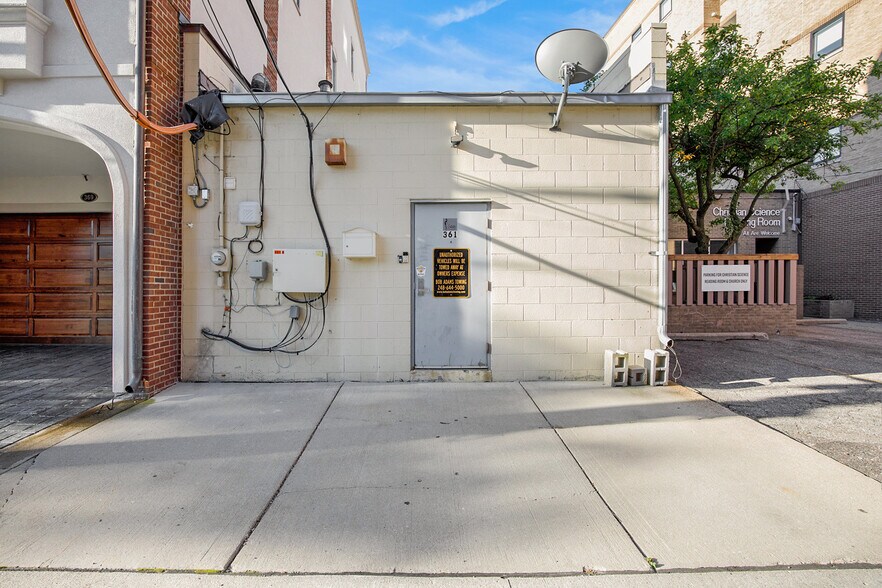 More Photos Of 361 E Maple Rd, Birmingham Storefront Retail Office For Lease