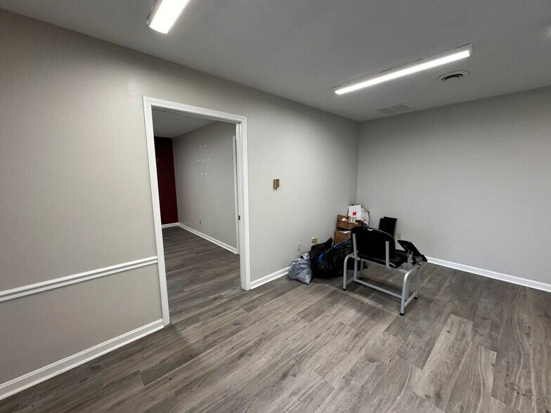 More Photos Of 2031 Midland Trl, Shelbyville Office For Lease