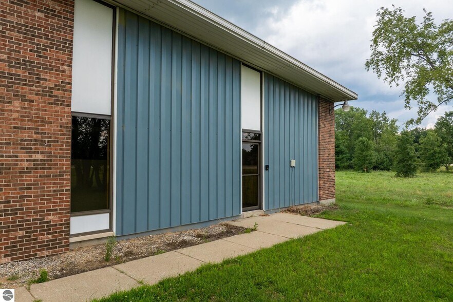 More Photos Of 910 Industrial Dr, Mount Pleasant Warehouse For Sale