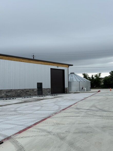 More Photos Of 1055 FM 2623, Seguin Showroom For Lease