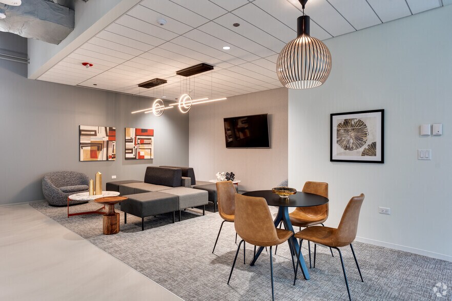 More Photos Of 77 W Wacker Dr, Chicago Office For Lease