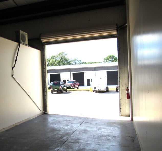 More Photos Of 658 Atlantis Dr, Melbourne Warehouse For Sale