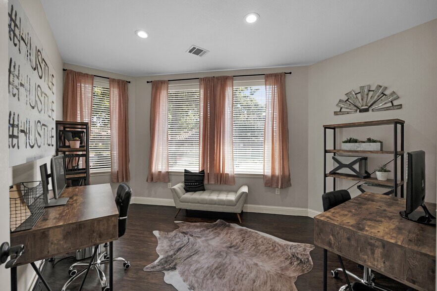 More Photos Of 550 N Walnut Creek Dr, Mansfield Office Residential For Lease
