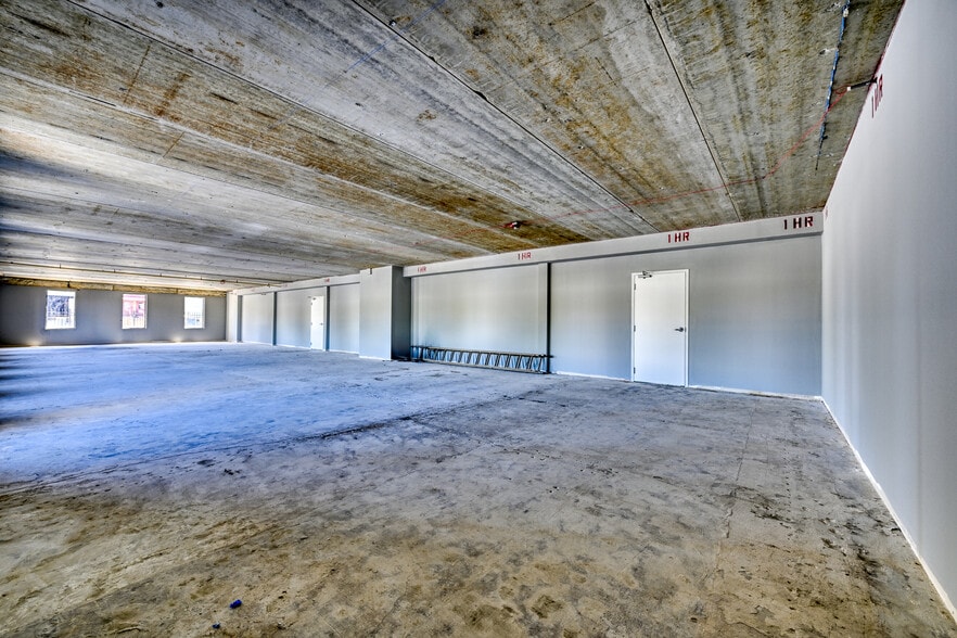 More Photos Of 8282 Western Way Cir, Jacksonville Warehouse For Lease