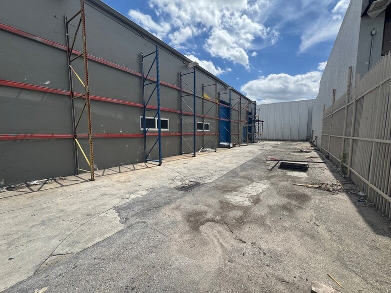 More Photos Of 5280 NW 77th Ct, Doral Warehouse For Lease
