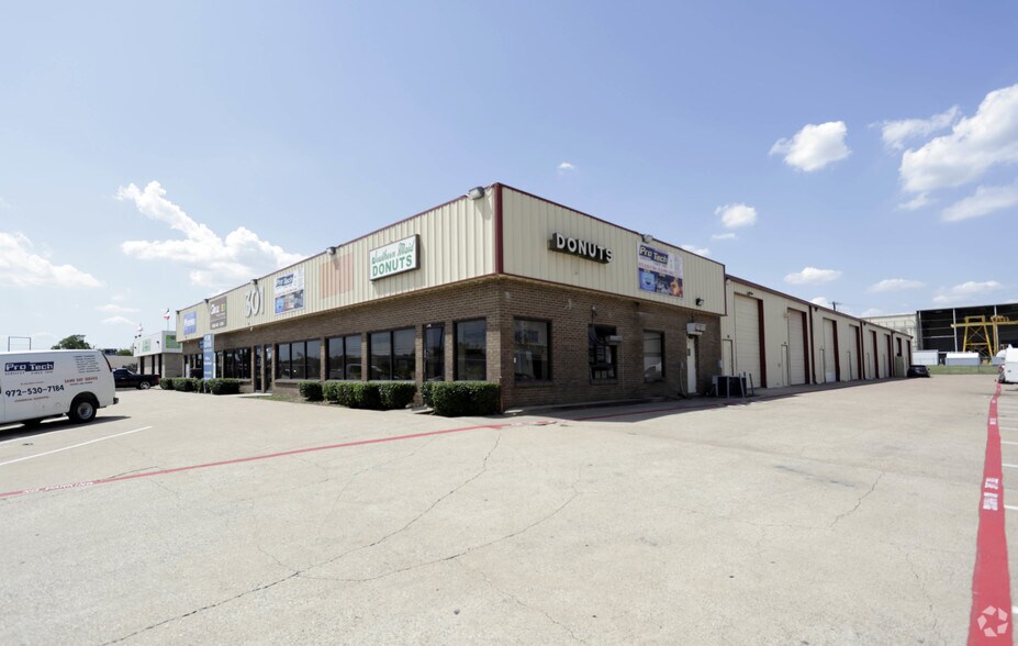 More Photos Of 301 E Buckingham Rd, Garland Light Distribution For Sale