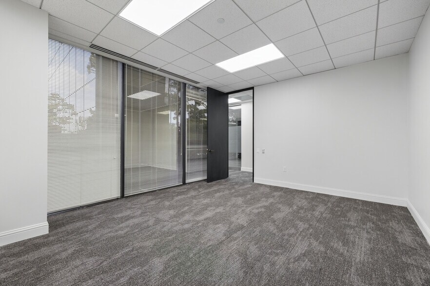 More Photos Of 17 S Briar Hollow Ln, Houston Office Residential For Lease
