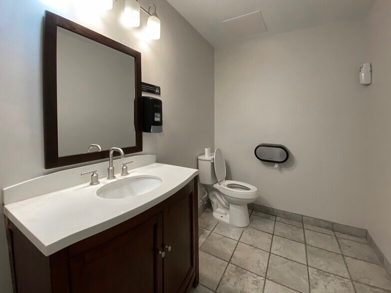 More Photos Of 7563 Philips Hwy, Jacksonville Office For Sale