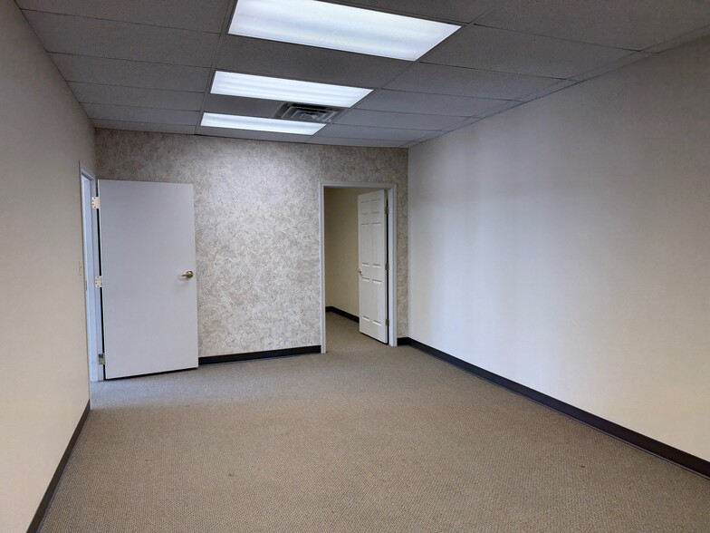 More Photos Of 2233 E 52nd St, Odessa General Retail For Lease