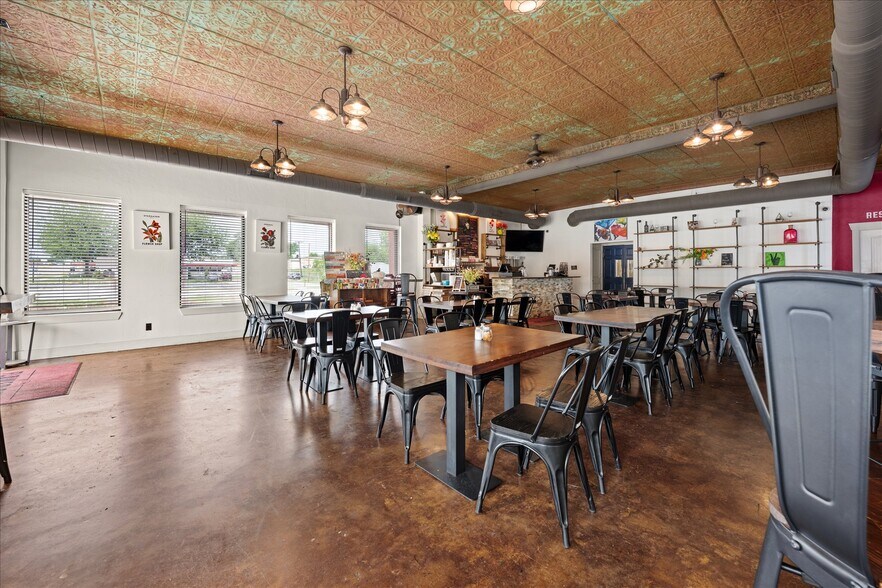 More Photos Of 629 W Main St, Yukon General Retail For Lease
