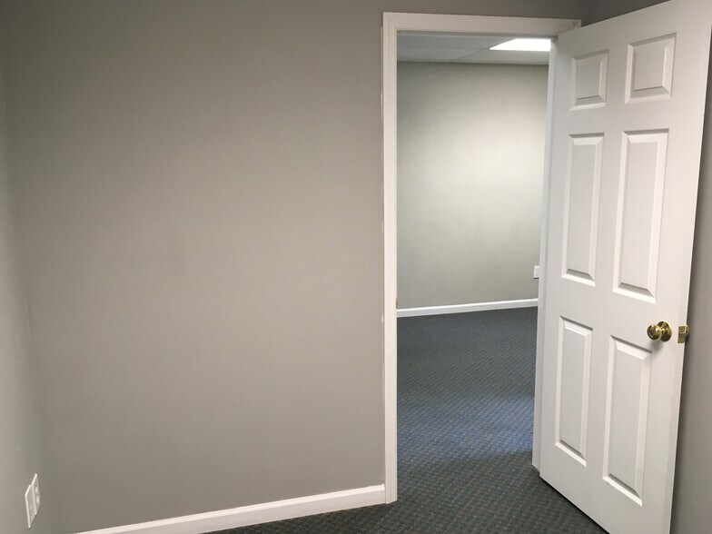 More Photos Of 2225 Ashley Crossing Dr, Charleston Office Residential For Lease