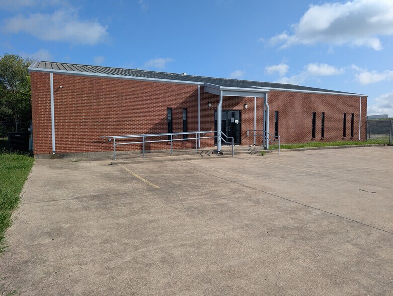 More Photos Of 101 Mesquite, Elm Mott Office For Lease