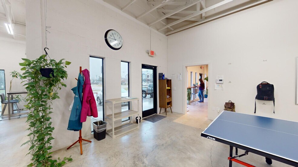 More Photos Of 1700 Montopolis Dr, Austin Freestanding For Sale