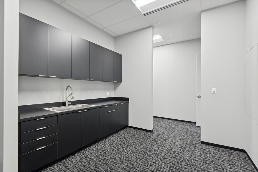 More Photos Of 5440 Cherokee Ave, Alexandria Showroom For Lease