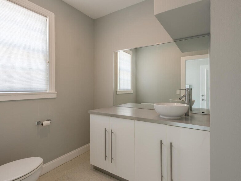 More Photos Of 2610 Manor Rd, Austin Freestanding For Lease