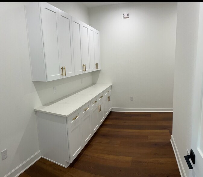 More Photos Of 1325 Main St, Katy Office For Lease