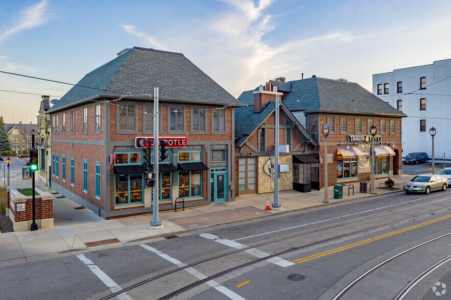 Primary Photo Of 600-610 E Ogden Ave, Milwaukee Storefront Retail Office For Lease