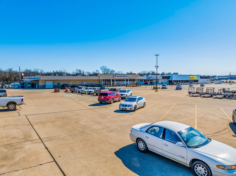 More Photos Of 1601-1623 E Jackson St, Hugo General Retail For Sale