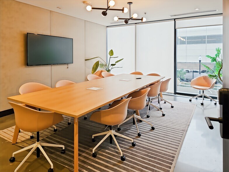 More Photos Of 200 W Monroe St, Phoenix Coworking Space