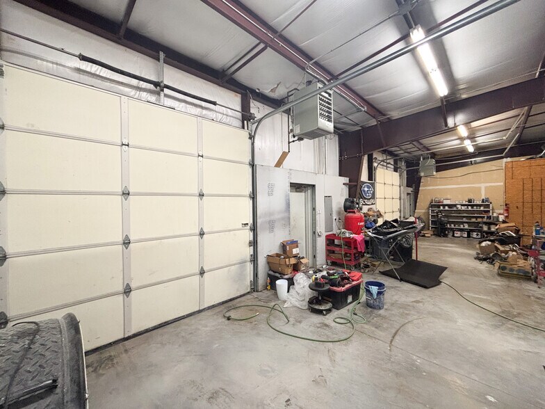 More Photos Of 1531 N Commercial Rd, Nixa Warehouse For Lease