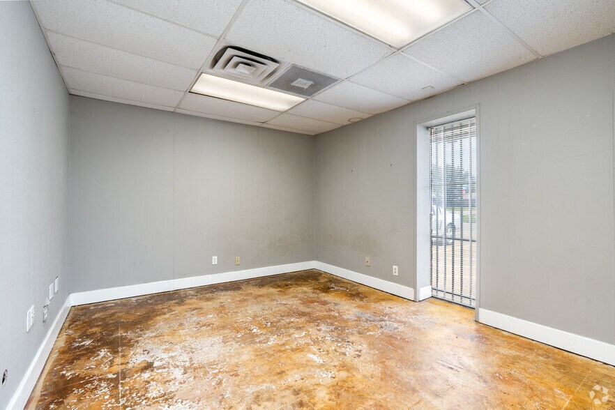 More Photos Of 2333-2337 Delante St, Haltom City Warehouse For Sale