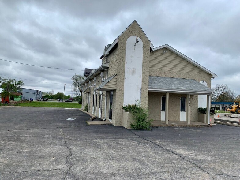 More Photos Of 2205 S Garrison Ave, Carthage Restaurant For Sale