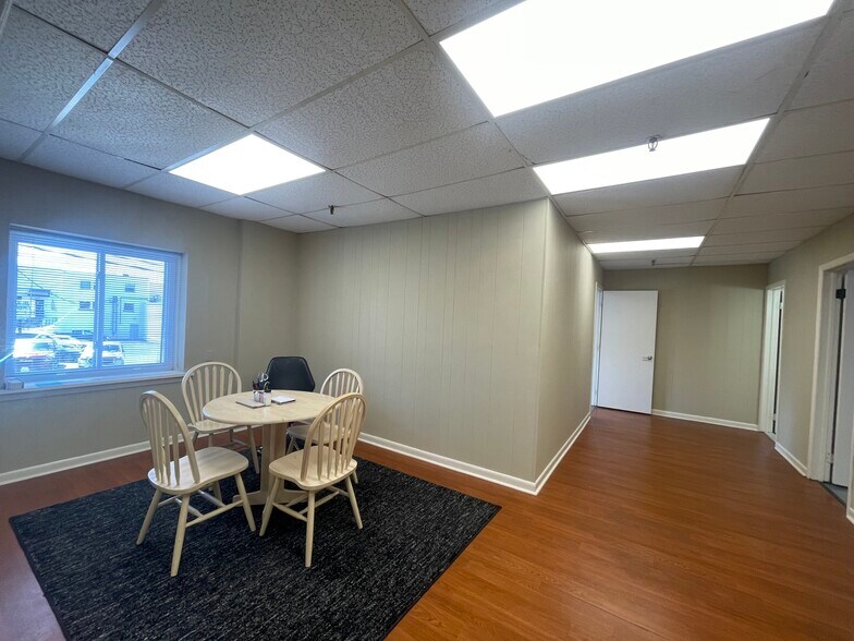 More Photos Of 27 Utter Ave, Hawthorne Manufacturing For Lease