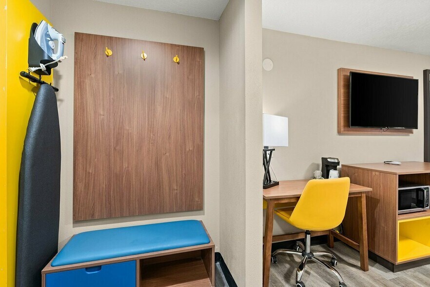 More Photos Of 1520 Candelaria Rd NE, Albuquerque Hotel For Sale