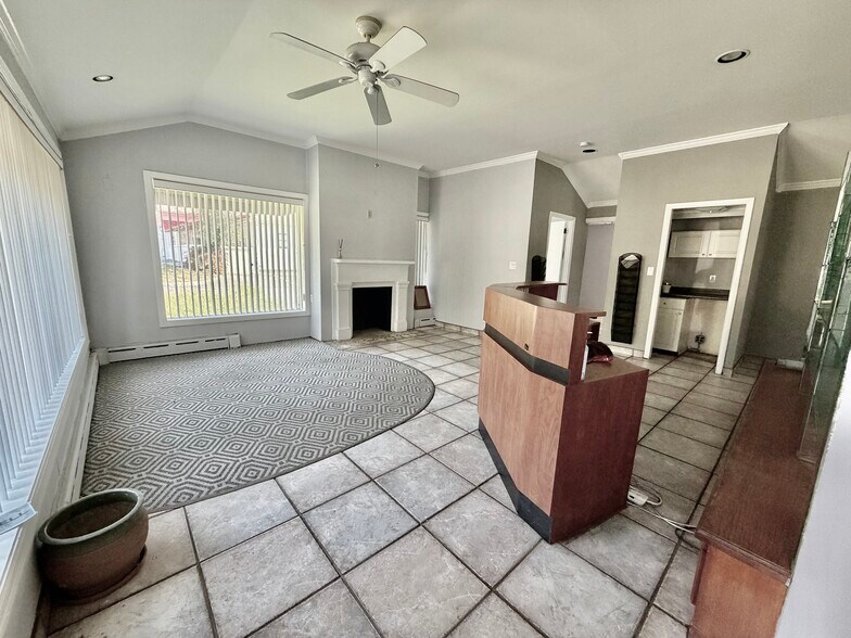 More Photos Of 408 Boston Post Rd, Darien Freestanding For Lease