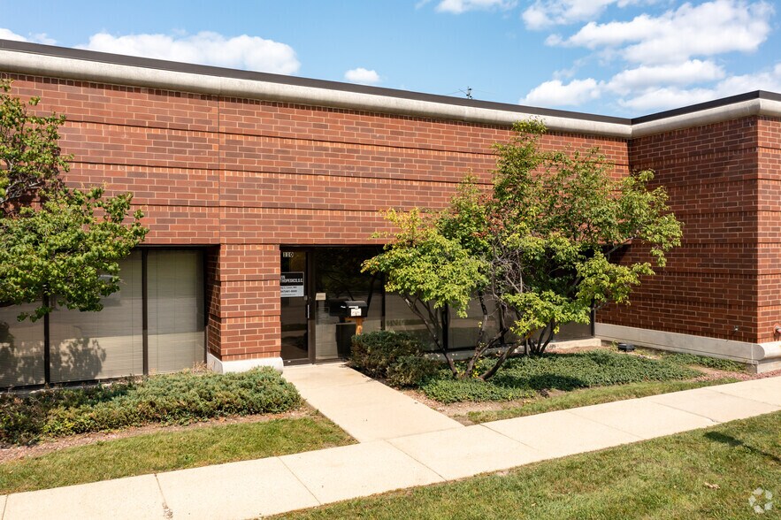 More Photos Of 3350 W Salt Creek Ln, Arlington Heights Showroom For Lease