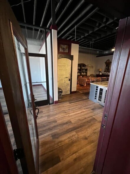 More Photos Of 119 E 5th St, Bonham Restaurant For Sale