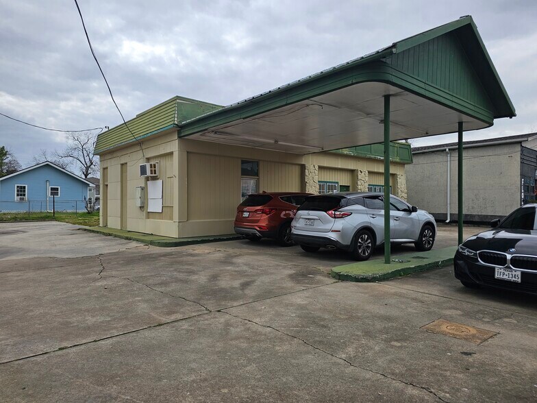 Primary Photo Of 501 W Texas Ave, Baytown Auto Dealership For Lease
