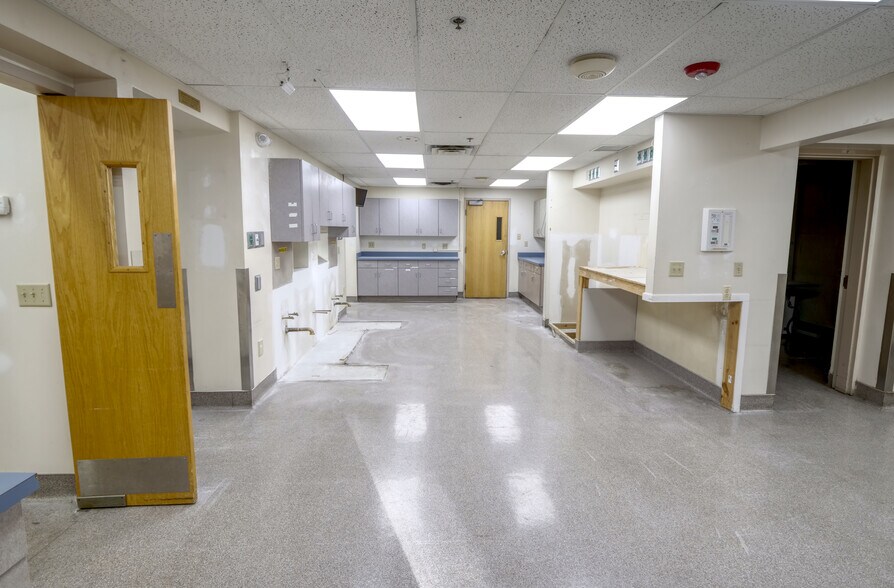 More Photos Of 1235 Boston Rd, Springfield Veterinarian Kennel For Lease