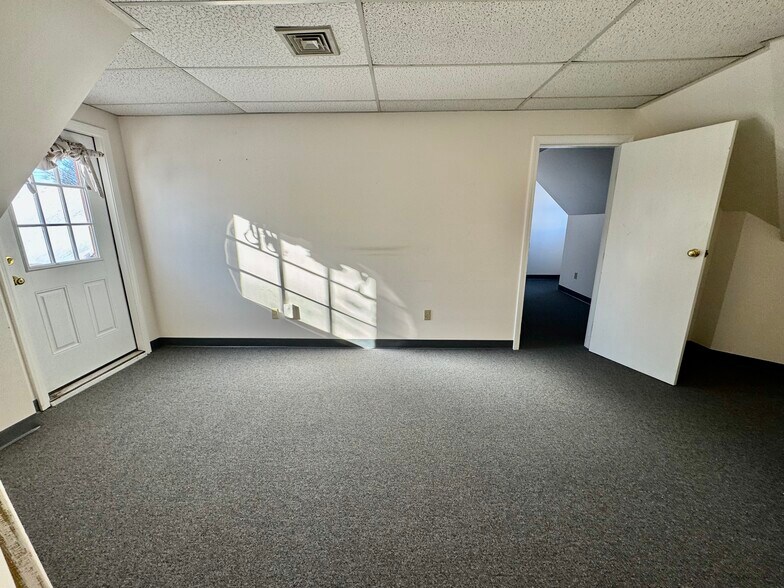 More Photos Of 567-575 E Main Rd, Middletown Freestanding For Lease