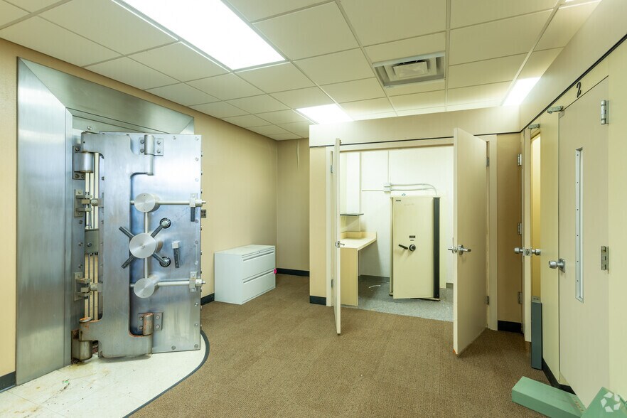 More Photos Of 27637 Grand River Ave, Livonia Bank For Sale