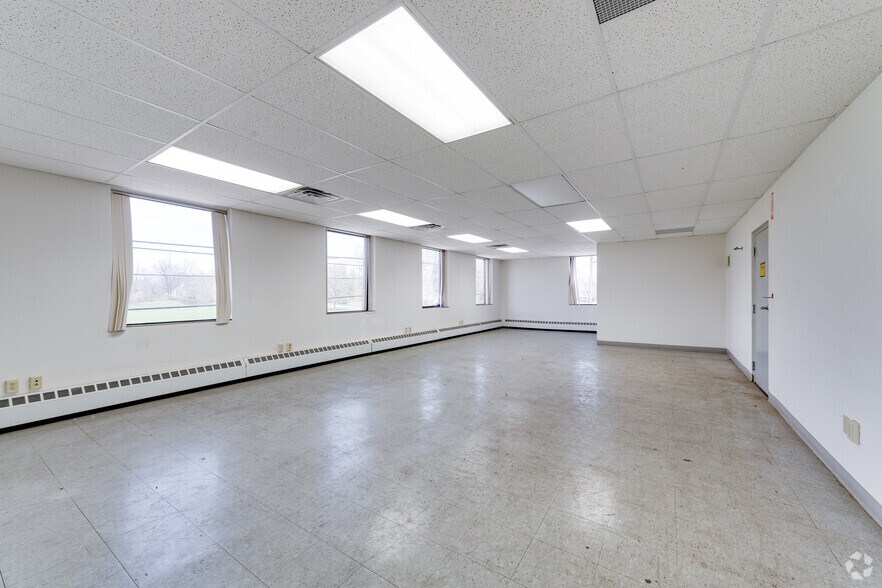More Photos Of 1121 River St, Lansing Distribution For Lease