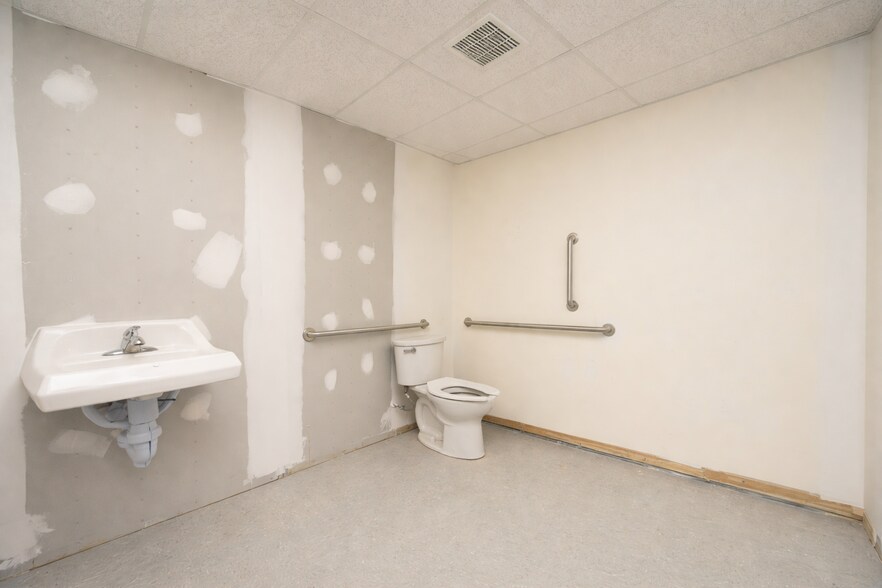 More Photos Of 1107 S Fifth St, Mebane Medical For Lease