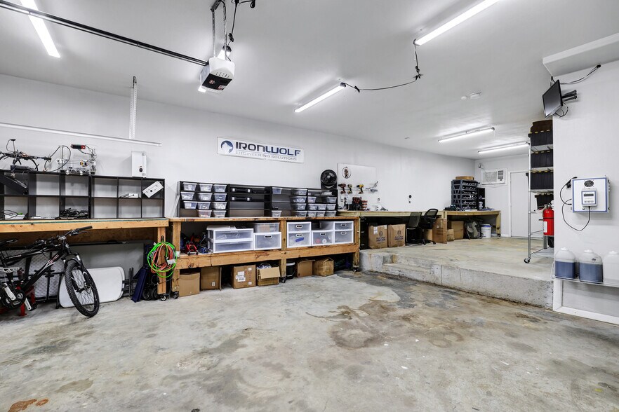 More Photos Of 1016 E Borgfeld Dr, San Antonio Flex For Sale